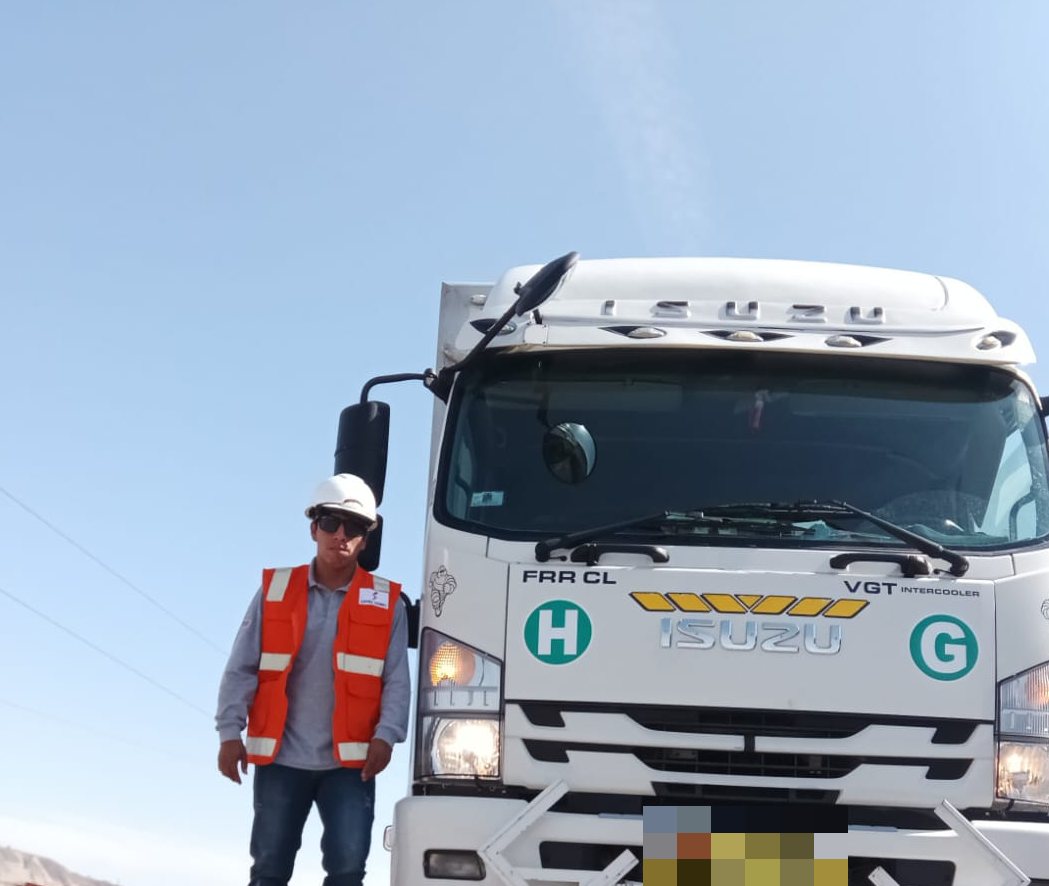 Conductor junto a unidad Isuzu