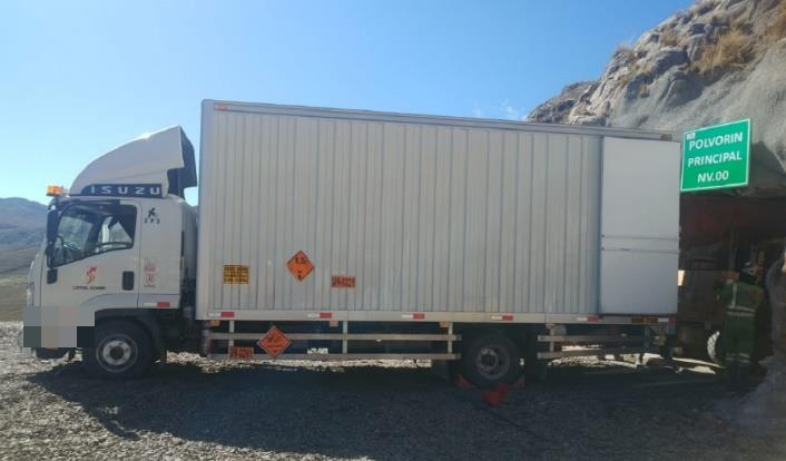 Furgón de explosivos en polvorín de operación minera
