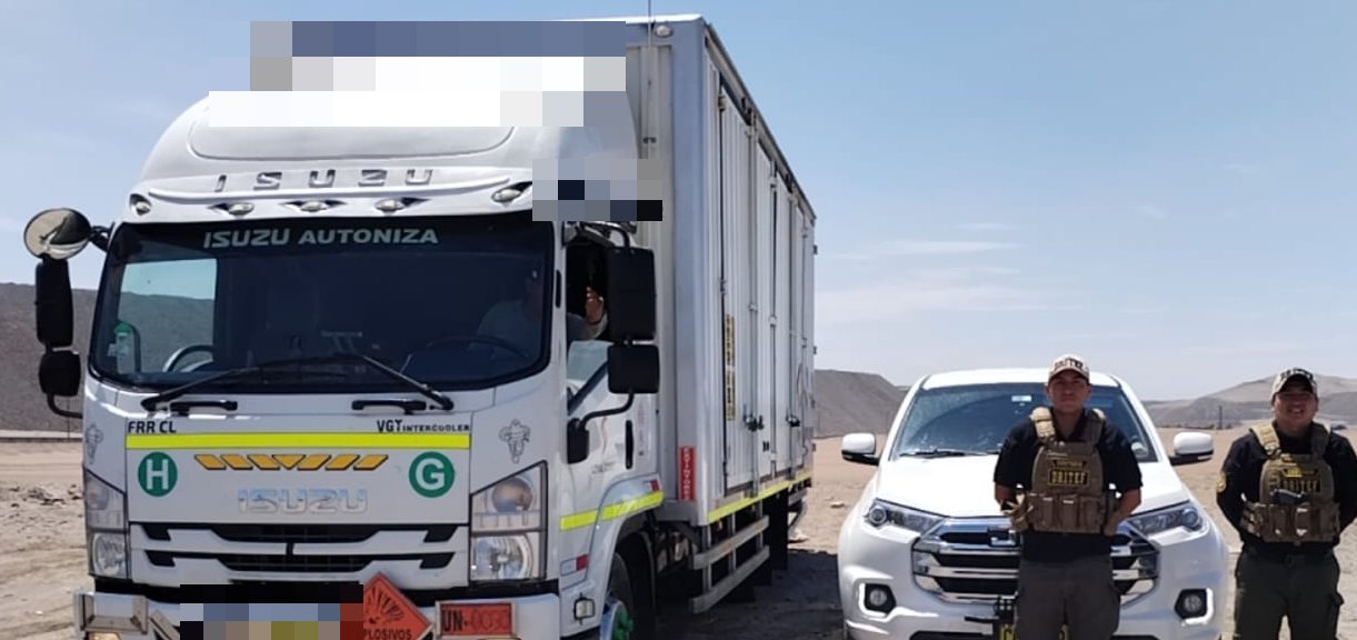 Furgón de explosivos con camioneta de resguardo y custodios
