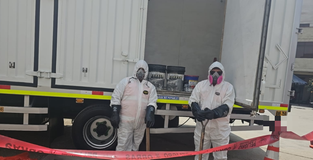 Simulacro de derrame: cuadrilla con traje de protección junto a la unidad